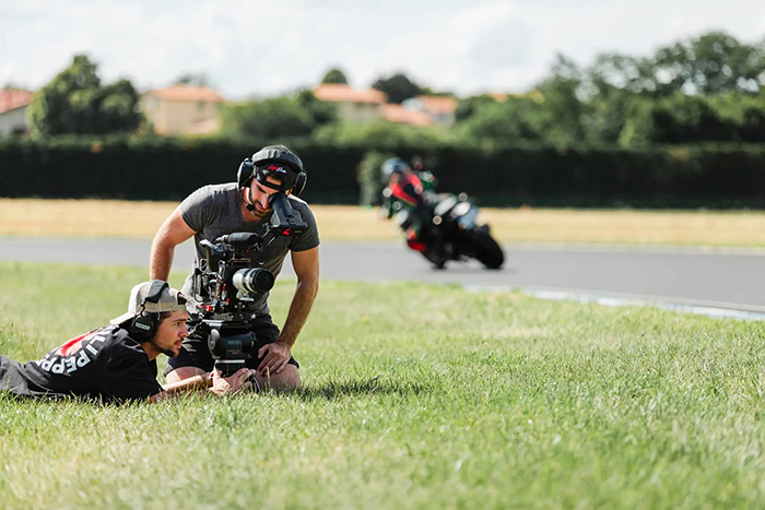 摩托车赛事拍摄：摄影师托马斯&middot;雅克使用 加通尼Focus 22