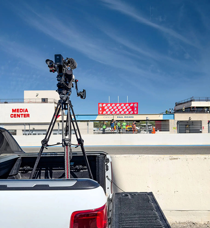 摩托车赛事拍摄：摄影师托马斯&middot;雅克使用 加通尼Focus 22